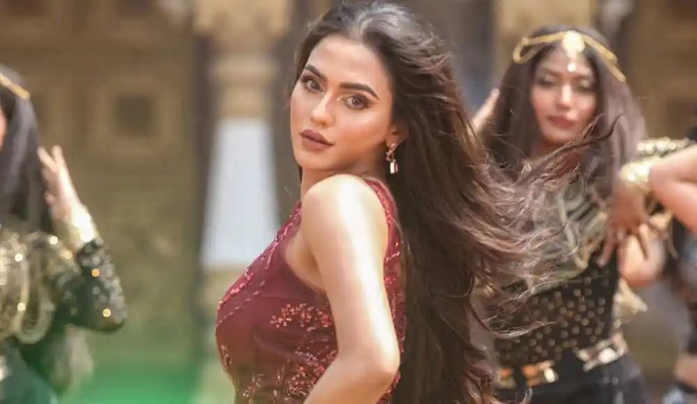 একজন নারী নাচের দৃশ্যে, পটভূমিতে অন্য নারীরা উপস্থিত. Channel i News - চ্যানেল আই নিউজ