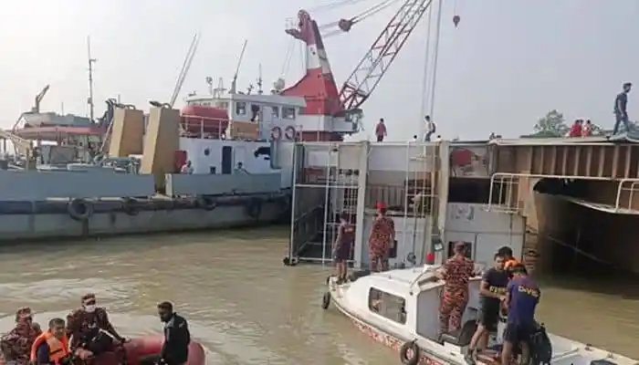 ফেরি ডুবির পর উদ্ধার কাজ চালাচ্ছে নৌবাহিনী ও পুলিশ. Channel i News - চ্যানেল আই নিউজ