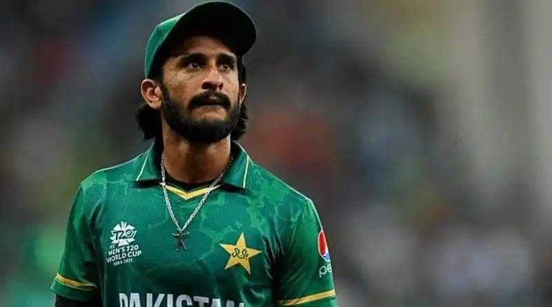 পাকিস্তানের ক্রিকেটার হাসান আলি মাঠে দাঁড়িয়ে আছেন. Channel i News - চ্যানেল আই নিউজ