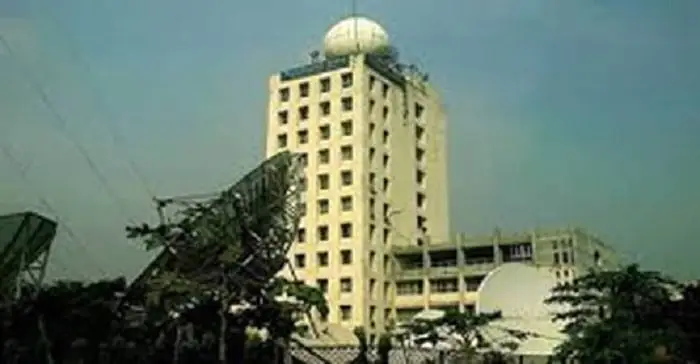ঢাকার একটি উঁচু ভবন, আকাশে মেঘের ছায়া, শহরের দৃশ্য।. Channel i News - চ্যানেল আই নিউজ