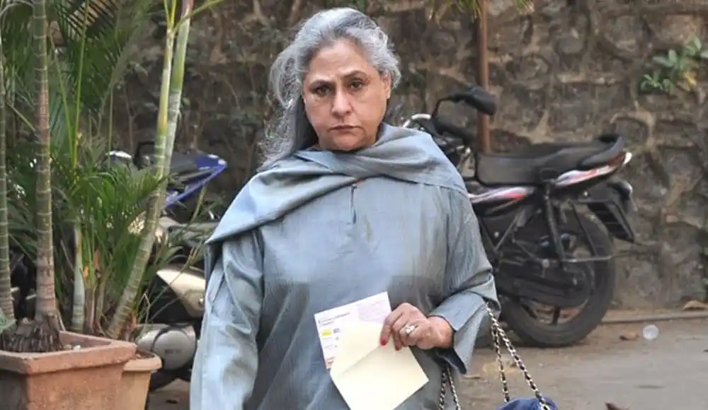 জয়া নতুন সিনেমার শুটিংয়ে ব্যস্ত, ক্যামেরার সামনে দাঁড়িয়ে. Channel i News - চ্যানেল আই নিউজ