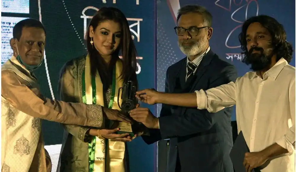 জয়া কে স্বীকৃতি প্রদান করছেন অতিথিরা, পুরস্কার গ্রহণের সময়. Channel i News - চ্যানেল আই নিউজ