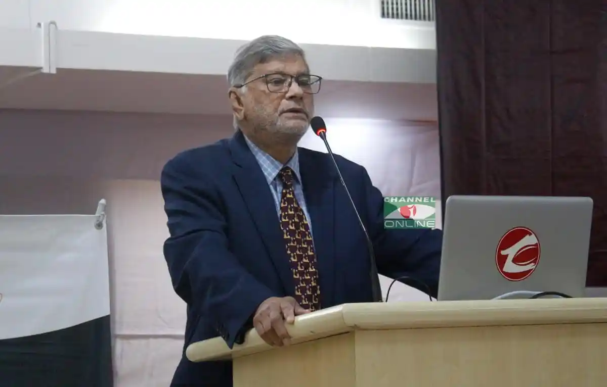 বাংলাদেশের একজন বক্তা পেশাগতভাবে বক্তৃতা দিচ্ছেন. Channel i News - চ্যানেল আই নিউজ