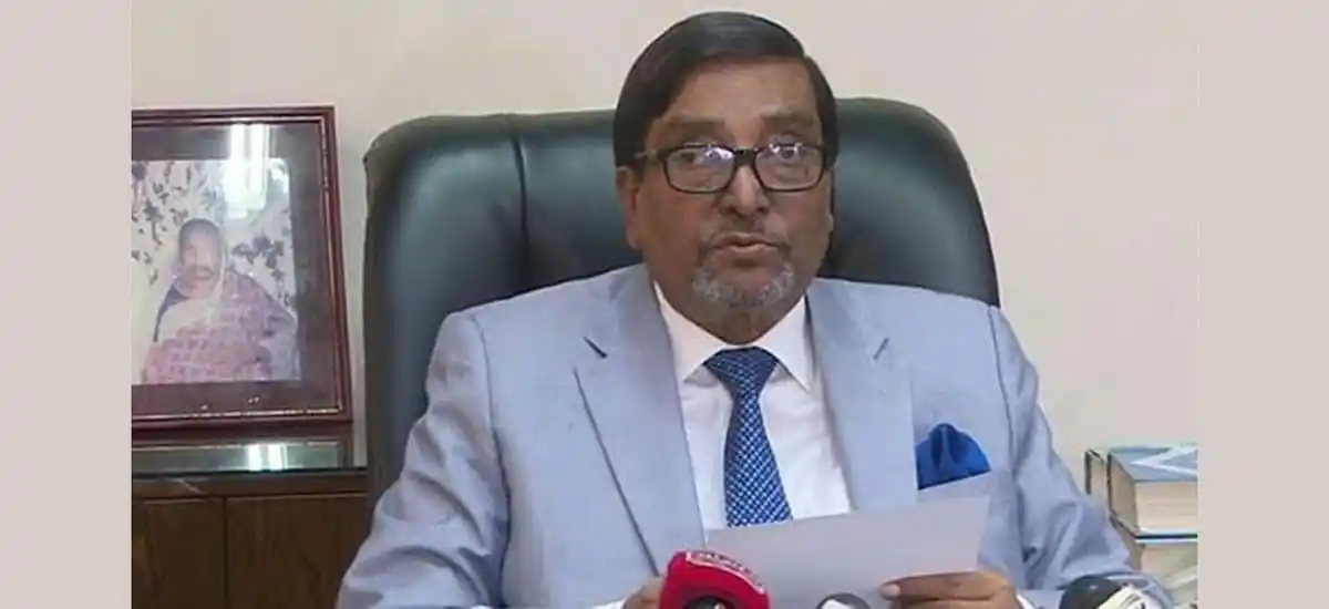 মাহবুব তালুকদার বসে আছেন, পত্রিকা হাতে, অফিসে. Channel i News - চ্যানেল আই নিউজ