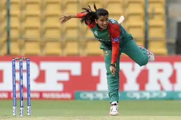 বাংলাদেশের নারী ক্রিকেটার বল হাতে ফিল্ডিং করছেন. Channel i News - চ্যানেল আই নিউজ