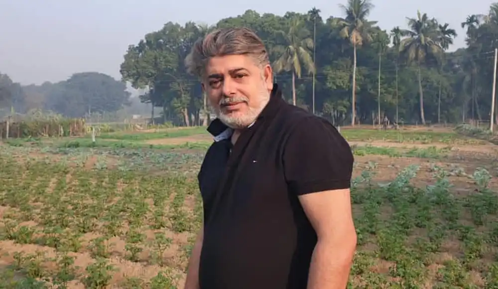 নাঈমের ছবি, তিনি কৃষি জমির পাশে দাঁড়িয়ে আছেন. Channel i News - চ্যানেল আই নিউজ