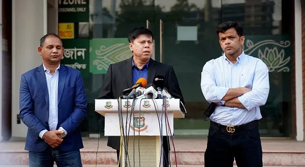 প্রধান নির্বাচক সংবাদ সম্মেলনে বক্তব্য দিচ্ছেন, পাশে দুই সহকারী. Channel i News - চ্যানেল আই নিউজ