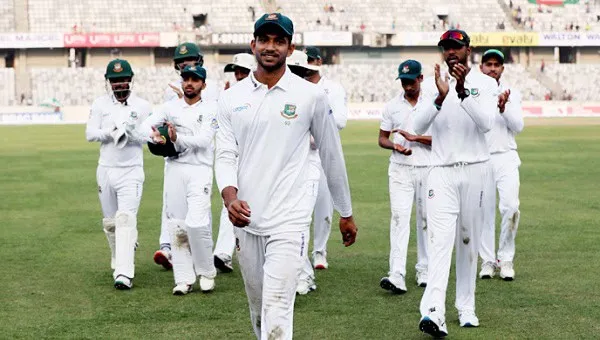 বাংলাদেশ ক্রিকেট দলের খেলোয়াড়রা মাঠে প্রশংসা ও শুভেচ্ছা জানাচ্ছেন. Channel i News - চ্যানেল আই নিউজ