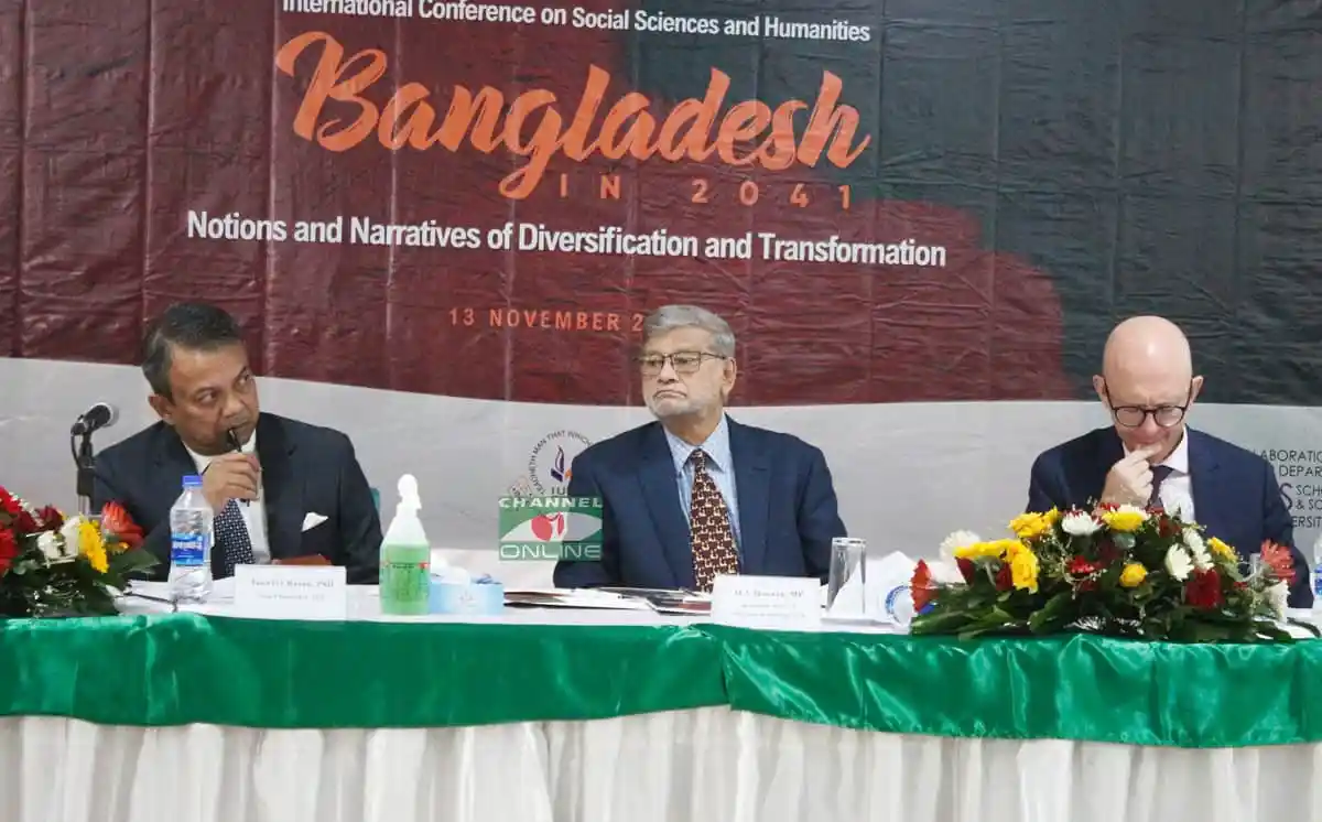 বাংলাদেশে সোশ্যাল সায়েন্স ও হিউম্যানিটিজ সম্মেলন, বক্তারা আলোচনা করছেন. Channel i News - চ্যানেল আই নিউজ