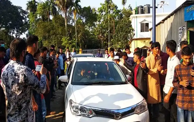জনতা রেজা-নুরের গাড়ির দিকে তাকিয়ে থাকছে. Channel i News - চ্যানেল আই নিউজ