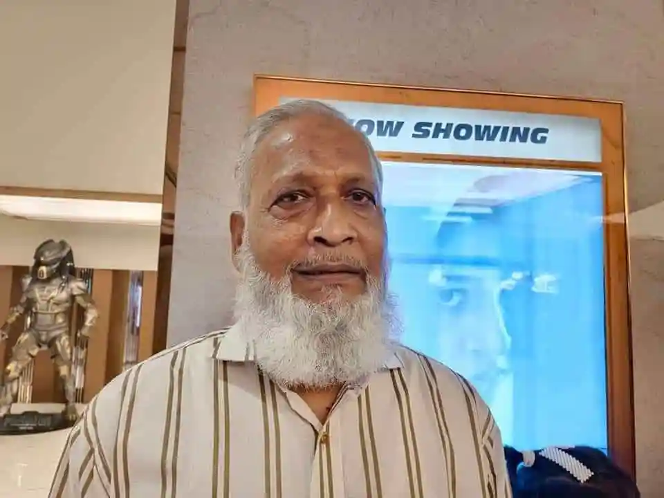 বাঁধনের সাফল্যে গর্বিত তার প্রকৌশলী বাবা, ছবি তোলা হয়েছে সিনেমা হলের সামনে. Channel i News - চ্যানেল আই নিউজ