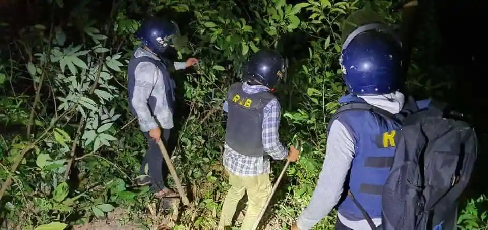 অস্ত্রসহ সন্ত্রাসীদের মহেশখালীতে আটক করেছে পুলিশ. Channel i News - চ্যানেল আই নিউজ