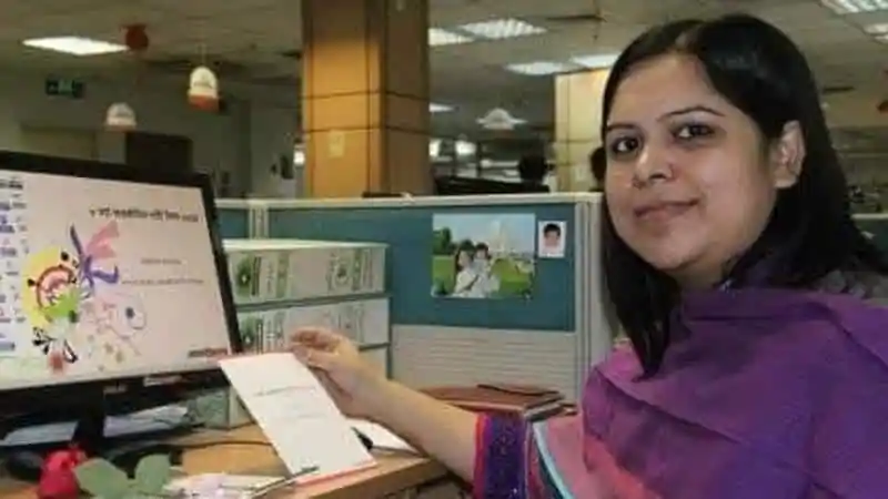 সাংবাদিক রোজিনা ইসলাম পুরস্কার গ্রহণের সময় ছবি. Channel i News - চ্যানেল আই নিউজ