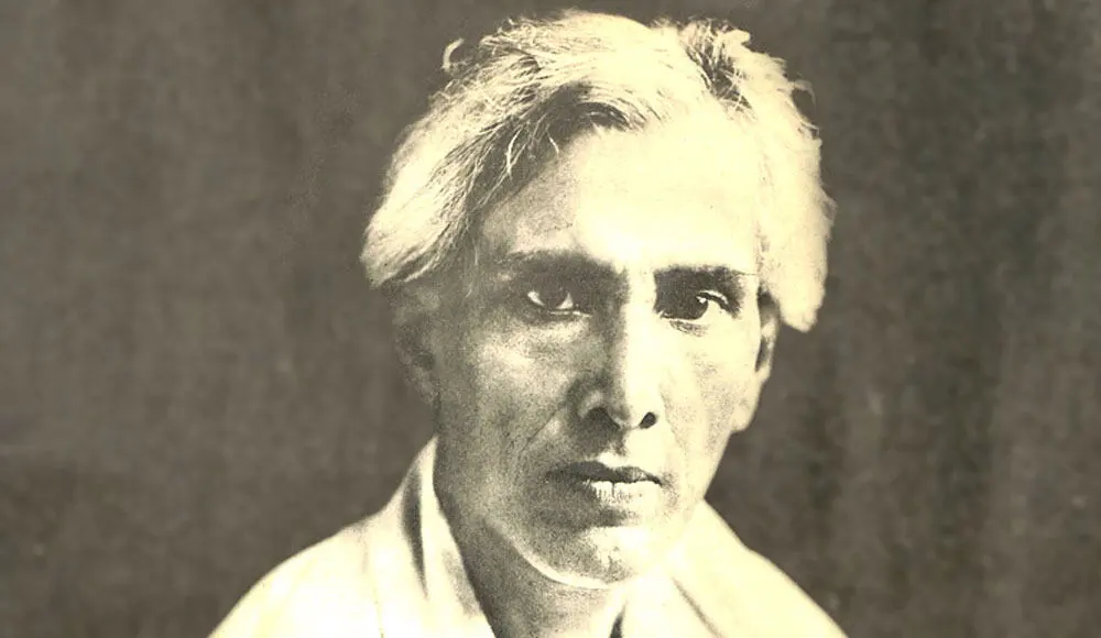 শরৎচন্দ্রের কালো-সাদা ছবি, গভীর দৃষ্টিতে মনোযোগী. Channel i News - চ্যানেল আই নিউজ