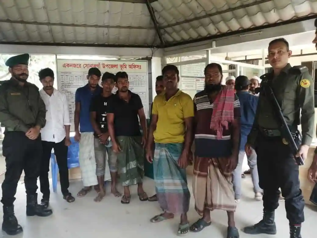 বিক্ষোভকারীরা সোনারগাঁওয়ে অবৈধ বালু ভরাটের বিরুদ্ধে প্রতিবাদ করছে. Channel i News - চ্যানেল আই নিউজ