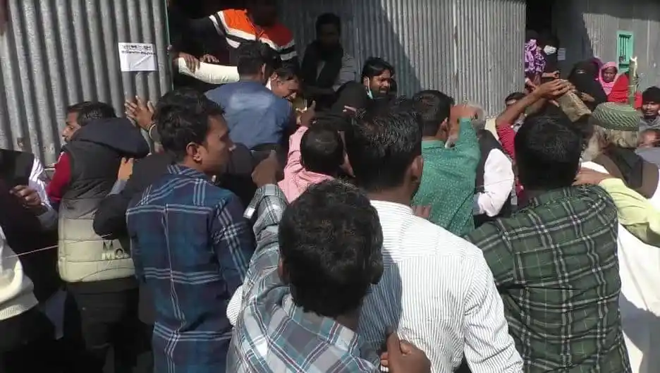 টাঙ্গাই‌লে দুই কাউ‌ন্সিলর প্রার্থীর কর্মী‌দের মধ্যে সংঘর্ষের দৃশ্য. Channel i News - চ্যানেল আই নিউজ