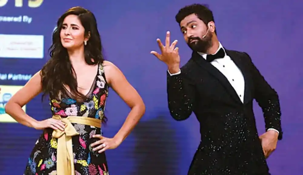 ভিকি-ক্যাটরিনা বিবাহের অনুষ্ঠানে রঙিন পোশাক পরা দম্পতি. Channel i News - চ্যানেল আই নিউজ