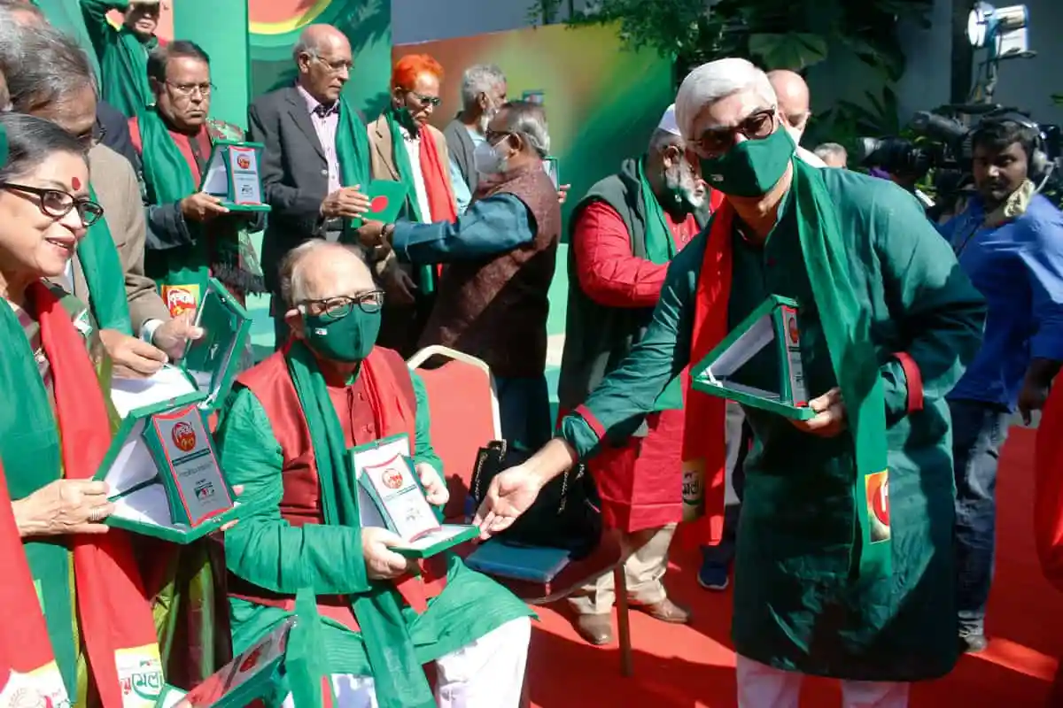 চ্যানেল আই অনলাইন অনুষ্ঠানে অতিথি ও অতিথিদের স্বাগত জানানো হচ্ছে. Channel i News - চ্যানেল আই নিউজ