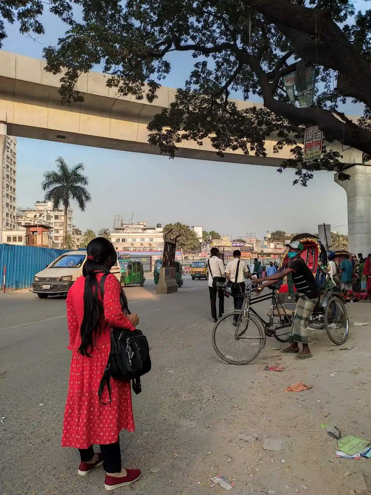 ঢাকা শহরে রাস্তায় মানুষ ও রিকশা চলাচল করছে. Channel i News - চ্যানেল আই নিউজ