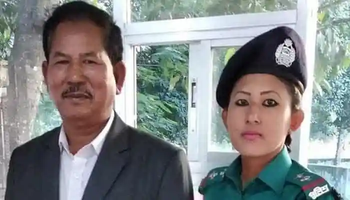 একজন পুলিশ কর্মকর্তা ও মহুয়া হাজং, পা হারানো বিষয় নিয়ে আলোচনা করছে. Channel i News - চ্যানেল আই নিউজ
