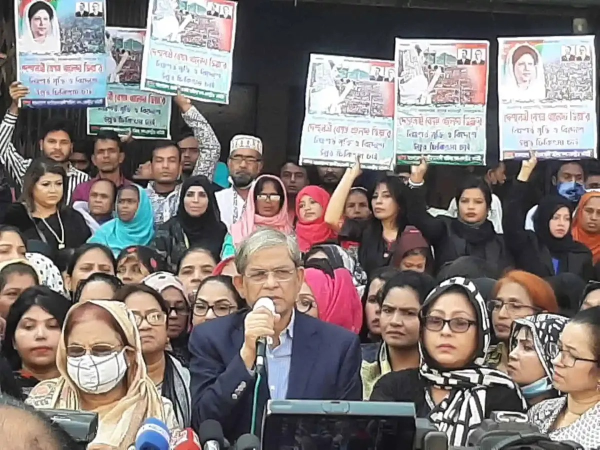 প্রতিবাদী সমাবেশে হাজারো মানুষ, বিভিন্ন পোস্টার ও প্ল্যাকার্ড ধরা. Channel i News - চ্যানেল আই নিউজ
