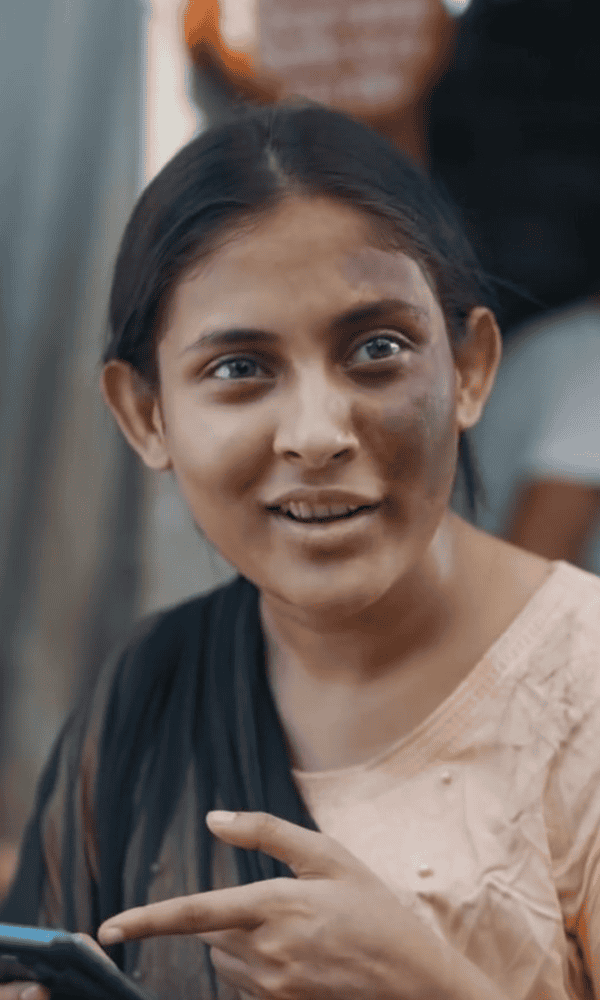 মেহজাবীন হাস্যোজ্জ্বল মুখে মোবাইল দেখছেন, বাংলার সংবাদ পাঠের দৃশ্য. Channel i News - চ্যানেল আই নিউজ