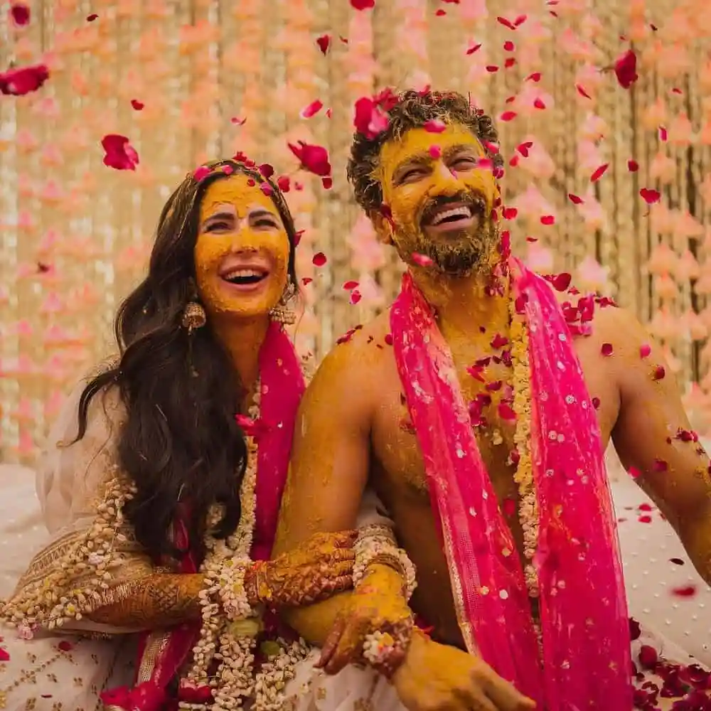 বিবাহের হলুদের অনুষ্ঠানে ক্যাটরিনা ও ভিকি হাসিমুখে মজা করছেন. Channel i News - চ্যানেল আই নিউজ