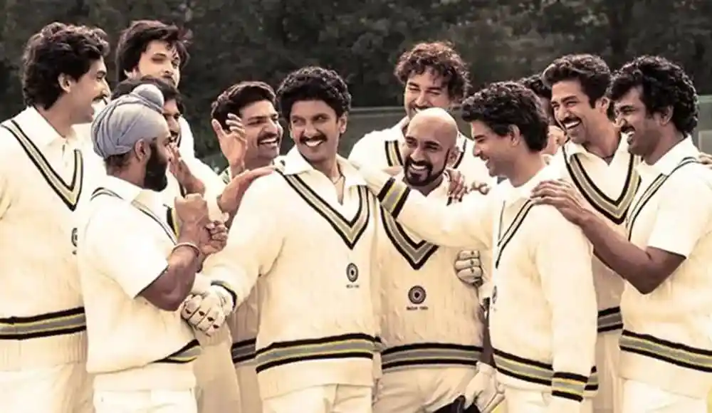 ক্রিকেট খেলোয়াড়রা মাঠে হাসি-খুশি ও একসঙ্গে আনন্দ করছে. Channel i News - চ্যানেল আই নিউজ