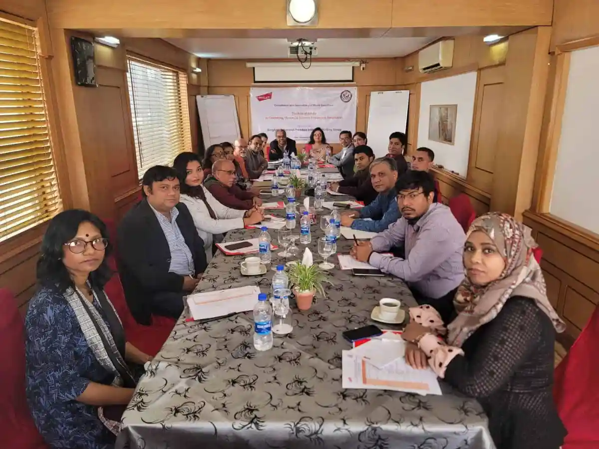 গণমাধ্যমে ফ্যাক্ট-চেকিং বিষয়ক আলোচনা সভায় অংশগ্রহণকারীরা. Channel i News - চ্যানেল আই নিউজ