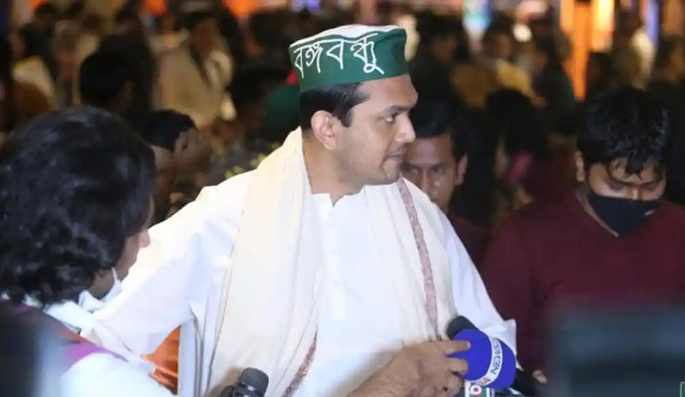 শুভ নির্বাচনী প্রচারনায় অংশগ্রহণকারী একজন নেতা, জনসমাগমের মাঝে. Channel i News - চ্যানেল আই নিউজ