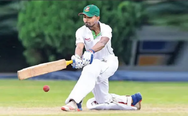 বাংলাদেশি ক্রিকেটার মাঠে ব্যাট চালাচ্ছেন, খেলায় মনোযোগী. Channel i News - চ্যানেল আই নিউজ