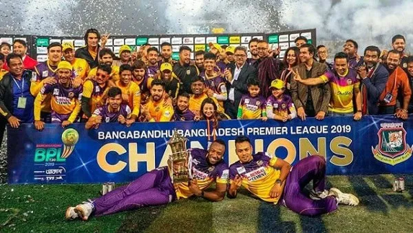 বাংলাদেশ প্রিমিয়ার লিগের চ্যাম্পিয়ন দল উদযাপন করছে. Channel i News - চ্যানেল আই নিউজ