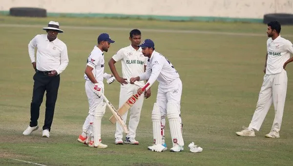 ক্রিকেট খেলোয়াড়রা মাঠে আলোচনা করছে, একজন ব্যাটসম্যান ও অন্যরা।. Channel i News - চ্যানেল আই নিউজ