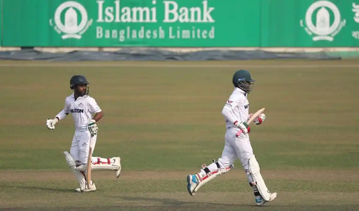 বাংলাদেশ ক্রিকেটাররা মাঠে ব্যাটিং করছে, ম্যাচের দৃশ্য. Channel i News - চ্যানেল আই নিউজ
