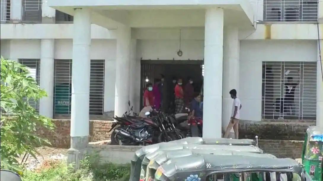 নিহতদের জন্য শোক প্রকাশের জন্য লোকজন সমবেত হয়েছে. Channel i News - চ্যানেল আই নিউজ