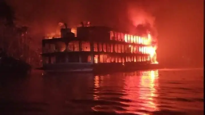 বরগুনাগামী লঞ্চে অগ্নিকাণ্ডের ছবি, হতাহত ও ধোঁয়া দেখা যাচ্ছে. Channel i News - চ্যানেল আই নিউজ
