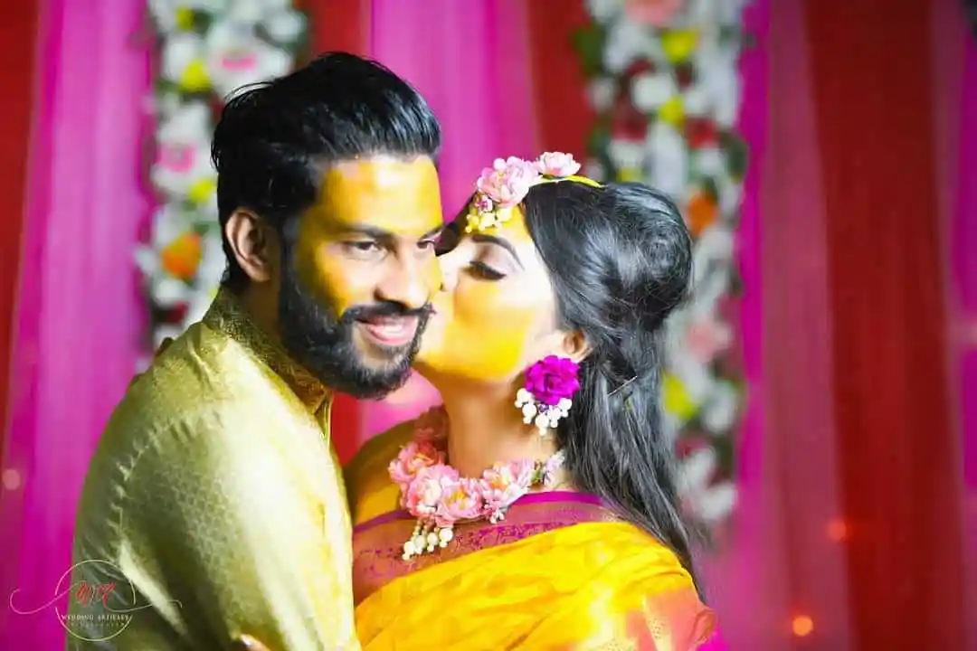বিবাহিত দম্পতি প্রেমের পরিণতিতে একে অপরকে চুমু খাচ্ছেন. Channel i News - চ্যানেল আই নিউজ