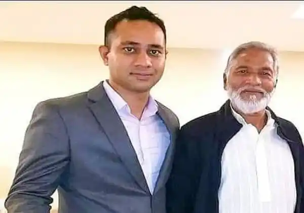 দুই পুরুষের ছবি, একজন তরুণ ও একজন বৃদ্ধ, হাসিমুখে দাঁড়িয়ে. Channel i News - চ্যানেল আই নিউজ