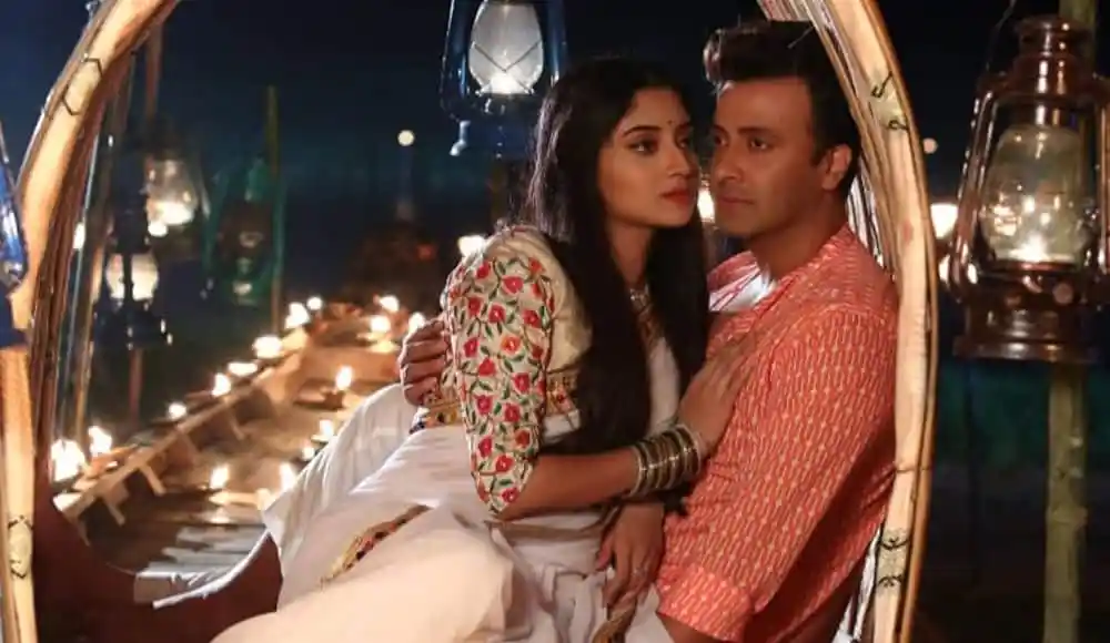 প্রেমিক-প্রেমিকা রোমান্টিক দৃশ্যে বসে আছেন. Channel i News - চ্যানেল আই নিউজ
