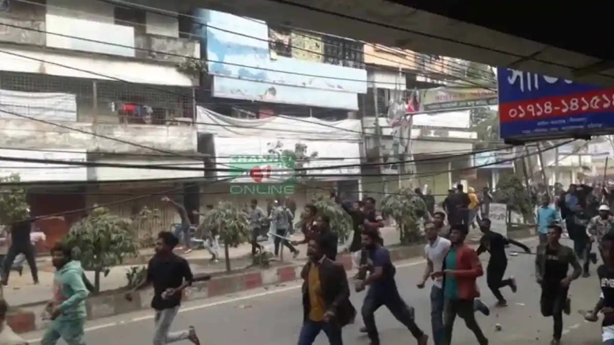 বাংলাদেশের রাজধানীতে জনসমাগমের মধ্যে সংবাদ সংগ্রহের দৃশ্য. Channel i News - চ্যানেল আই নিউজ