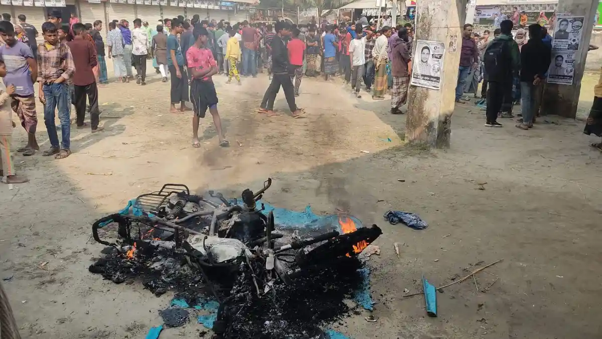 ঘাটাইলে স্বতন্ত্র ও নৌকা প্রার্থীর প্রচারনায় সংঘর্ষের ছবি. Channel i News - চ্যানেল আই নিউজ