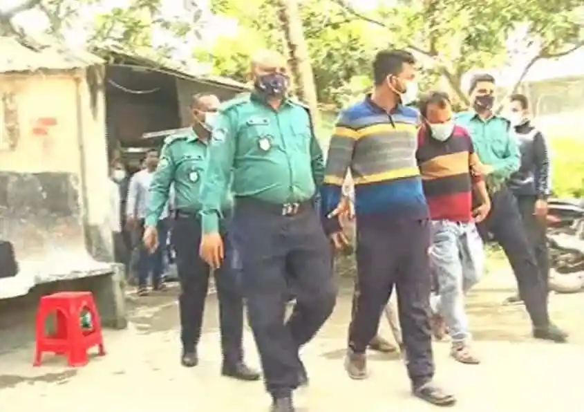 পুলিশ ও অপরাধীদের সঙ্গে পুলিশের সদস্যরা চলাচল করছে. Channel i News - চ্যানেল আই নিউজ