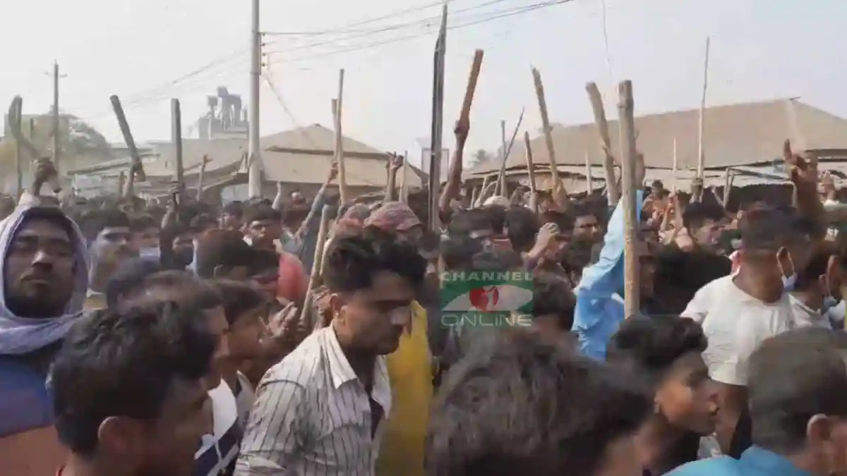 বিক্ষোভকারীরা রাস্তায় হাতে লাঠি নিয়ে প্রতিবাদ করছে. Channel i News - চ্যানেল আই নিউজ