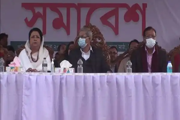 বাংলাদেশের রাজনৈতিক নেতারা সভায় বসে, সবাই মাস্ক পরেছেন।. Channel i News - চ্যানেল আই নিউজ