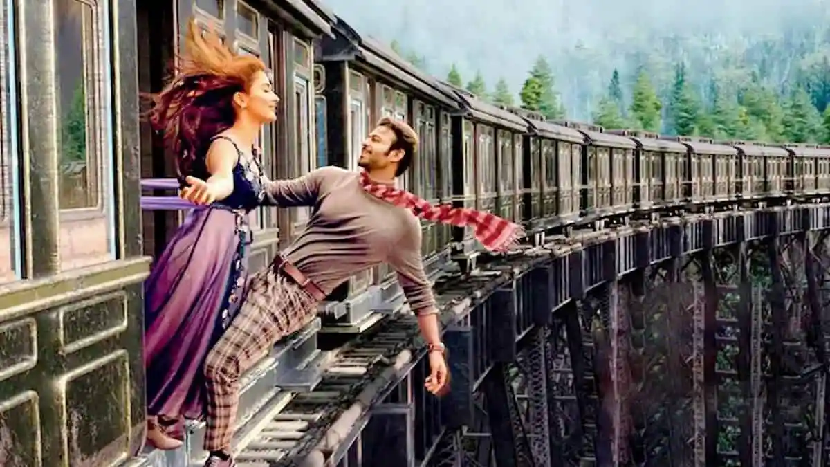 প্রভাসের সঙ্গে ভক্তের আনন্দময় মুহূর্ত, ট্রেনের উপর দাঁড়িয়ে. Channel i News - চ্যানেল আই নিউজ