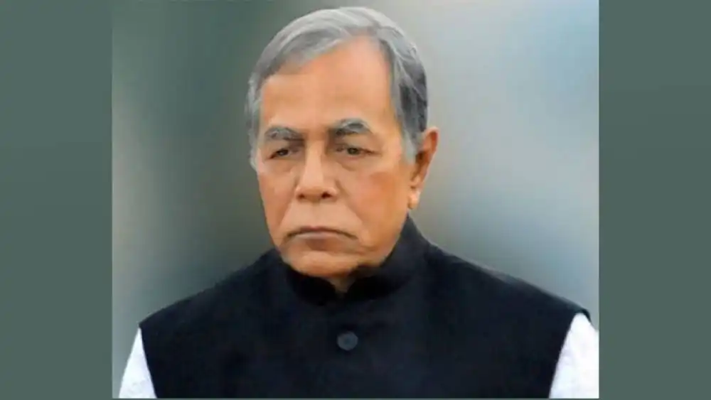 রাষ্ট্রপতি মো. আবদুল হামিদ, গম্ভীর মুখে দাঁড়িয়ে আছেন।. Channel i News - চ্যানেল আই নিউজ