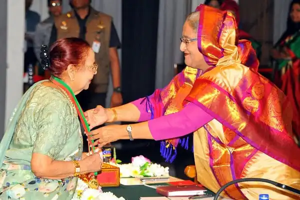 সৈয়দ হক ও রাবেয়া খাতুনের মধ্যে শুভেচ্ছা বিনিময়, বাংলা সাহিত্য সম্মেলন।. Channel i News - চ্যানেল আই নিউজ