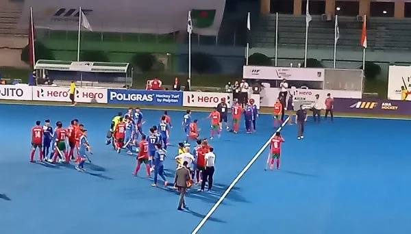 বাংলাদেশ ও ভারতের হকির খেলোয়াড়রা মাঠে লড়াই করছে. Channel i News - চ্যানেল আই নিউজ