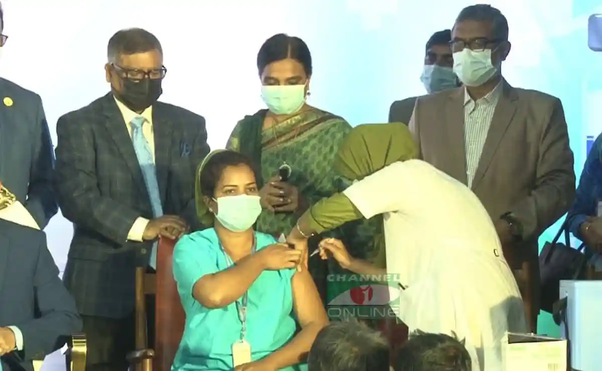 বাংলাদেশে টিকা গ্রহণের জন্য স্বাস্থ্যকর্মীকে উৎসাহিত করছেন কর্মকর্তারা. Channel i News - চ্যানেল আই নিউজ