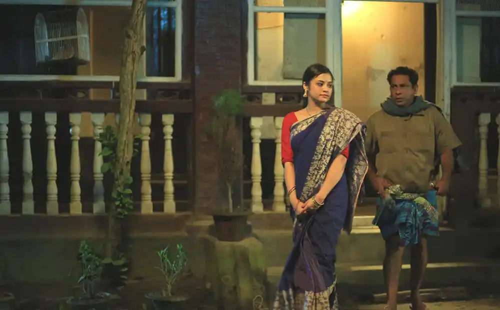 একজন নারী ও একজন পুরুষ বাংলার ঐতিহ্যবাহী পোশাকে দাঁড়িয়ে আছেন. Channel i News - চ্যানেল আই নিউজ